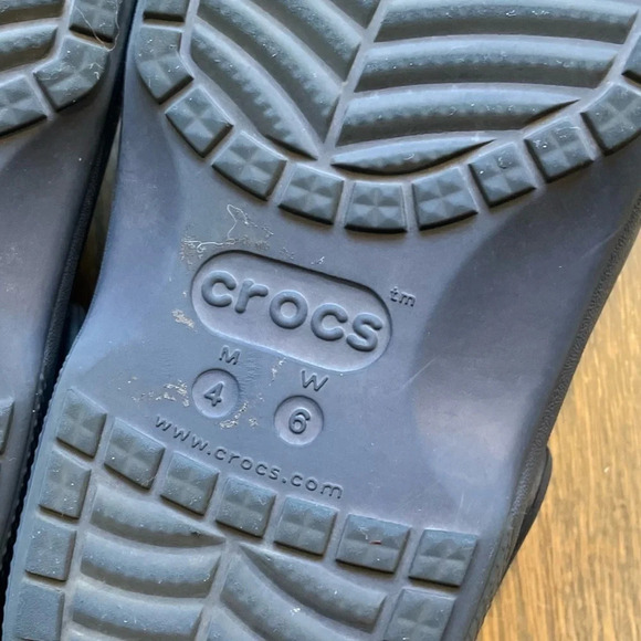 CROCS Classic Clog in Navy Blue Unisex M4 W6 - Picture 9 of 10